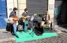 EscaparArte transformó el corazón de Pamplona el sábado 15 de octubre. La iniciativa, organizada por la Asociación de Comercio, Hostelería y Servicios del Casco Antiguo junto a la Cámara de Comercio, permitió observar a pie de calle del trabajo de pintores, disfrutar de la elaboración de un gran mural en los antiguos Almacenes Unzu o escuchar la música de diferentes grupos artísticos. Un gran concierto en la plaza del Castillo cerró la jornada.