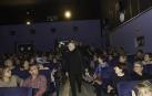 La actriz Lola Herrera entra en la sala del cine Moncayo de Tudela entre los aplausos y miradas de los espectadores que acudieron ayer a la proyección de 'Pasaje al amanecer'.