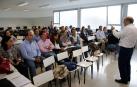 El moderador José Miguel Cubillo con un grupo de familias en un curso sobre 'Primeras letras'.