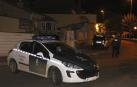 Un coche de la Guardia Civil junto a la vienda donde los cadáveres de un hombre y una mujer han sido hallados