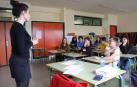 Alumnos de 4º de ESO del IESO Reyno de Navarra de Azagra escuchan a la periodista Sandra Iraizoz, en un taller sobre relaciones personales.