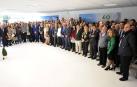 Foto de familia de los empleados de Electrónica Falcon que ayer celebraron su 40 aniversario acompañados de varios representantes institucionales.