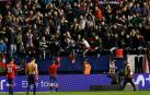 Aficionados de Osasuna piden la camiseta a los jugadores tras el partido contra el Atlético.