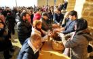 Artajona festeja San Saturnino repartiendo castañas tras la eucaristía
