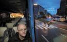 Mikel Sola Ayesa observa a través de la ventanilla del autobús que le lleva a las ocho de la mañana a Tasubinsa, donde trabaja desde hace 20 años.