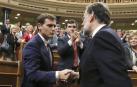 Albert Rivera y Mariano Rajoy se saludan en el Congreso.