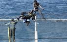 Seis inmigrantes se niegan a bajar de valla en Ceuta tras horas subidos