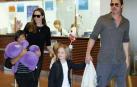 Brad Pitt y Angelina Jolie con tres de sus seis hijos.