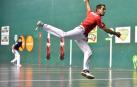 Oinatz Bengoetxea ejecuta un saque durante el partido de ayer en el Beotíbar de Tolosa.