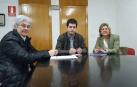 La técnica de Igualdad, Idoia Goikoetxea; el alcalde, Javier Ollo; y Gemma Botín, de Fundación CAN.