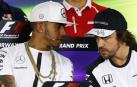 Fernando Alonso (d), junto al británico Lewis Hamilton durante una comparecencia en Dubai. 