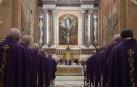 Varios sacerdotes en El Vaticano.