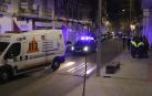 Vehículos de los servicios de Emergencias y varios agentes de Policía Municipal en la calle de la localidad de Don Benito (Badajoz).