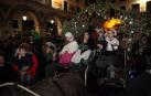 El Olentzero desfila por las calles de Tudela. cientos de niños tudelanos le recibieron en la plaza de los Fueros
