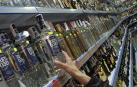 Mujer compra alcohol en un supermercado.