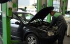 Mecánico revisa el motor de un coche.