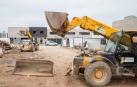 Varias máquinas en la zona del Queiles de Tudela, donde se están construyendo las únicas viviendas autorizadas en el presente año.