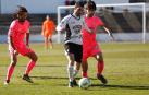 Iñaki Jiménez (Tudelano) conduce el balón entre dos jugadores de la Cultural Leonesa en el partido de ayer.