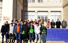 Los alumnos junto con los representantes municipales y de la escuela en el acto de clausura.