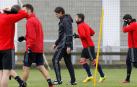 El técnico de Osasuna Pedja Vasiljevic, pensativo, durante uno de los entrenamientos de la semana pasada en las instalaciones deportivas de Tajonar.