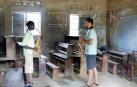 El saxofonista de Valencia Salva Aras imparte una clase particular a un alumno ugandés.