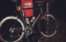 Ricardo Abad, con su bicicleta Conor tras ascender 21 veces Etxauri.