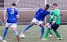 Diarra, delantero del Txantrea, intenta ceder el balón a Guembe ante la presión de Moha y Crespo en el partido de ayer contra el Lourdes.