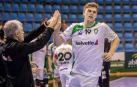 El lateral Gabriel Ceretta, que en la imagen choca la mano con Juanto Apezetxea, debutó ayer con el Helvetia. Marcó dos goles y dio una asistencia ante el Benidorm.