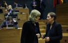 La consejera Ollo y la presidenta Barkos hablan en el Parlamento, antes del inicio de un pleno.