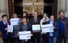 Una representación de los afectados posa en la puerta del Parlamento después de reunirse con su presidenta.