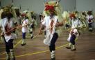 Ataviados con la indumentaria del 'Momotxorro', un grupo de jóvenes ensayan la danza del icono del Carnaval rural de Alsasua.