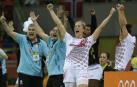 Nerea Pena y Naiara Egozkue (al fondo), celebra un gol de España.
