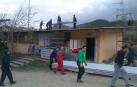 Manos voluntarias reforman el bar de las piscinas de Puente la Reina