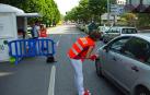Una joven 'naranjito' da indicaciones a un conductor durante las fiestas de San Fermín de 2010.