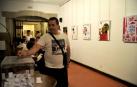 Exposición de carteles y urna para votar en Tafalla el año pasado.