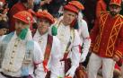 Fotografías de los dantzaris bailando el Domingo de Resurrección en la plaza del pueblo y en el frontón.