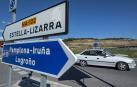 Señales de carretera que marcan la dirección a la A 12 y a la NA 122, en una rotonda.