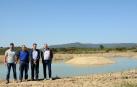 Desde la izda., Iván Carmona (vocal de la Asociación de Cazadores de Cáseda), Jesús Leoz (presidente de la entidad), Jesús Esparza (alcalde de Cáseda) y Luis Ignacio Sola (secretario de los cazadores), ante la balsa.