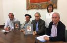 Desde la izquierda, Javier Arróniz Pérez, presidente de Arkijas; José Antonio González Salazar, etnógrafo; los hermanos Ángel y Javier Urra, autores del libro; y Elisa Casado Saavedra, que ha aportado la parte de toponimia, durante la presentación del trabajo que muestran en la imagen.