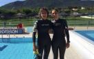 Arancha y Ainhoa Ruiz de Larramendi durante un entrenamiento en la piscina de Ardantze, en Ayegui, con Montejurra al fondo.