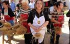 La plaza de la Diputación de Sesma se llenó este domingo con más de 2.000 visitantes que se acercaron para  saber de la historia espartera de la localidad  través de Artesparto.