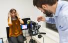 Alumnos de la facultad practican con la cámara termográfica, que muestra cambios de temperatura corporal en función de las distintas emociones. Uno de los usos para esta herramienta se encuentra en la psicología clínica.