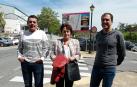 Alfredo León (Comunicación municipal), Carmen Cosín (edil de Turismo) y Carlos García (Cederna Garalur), ante un nuevo cartel turístico.