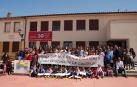 Profesores, alumnos, familias y vecinos se sumaron a la jornada reivindicativa en favor del colegio público Gabriel Valentín Casamayor de Aibar.
