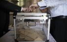 Un ciudadano inserta su voto en una urna en la segunda vuelta de las elecciones de Francia.