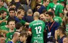 Javi Eseverri se abre paso entre los seguidores del Magna para ir a recoger el trofeo de subcampeón al palco. A sus 39 años sigue siendo un referente para todos.