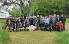 Ex colegiales de Lekaroz ayudan a conservar un magnolio de 1891