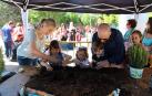 niños plantan arboles en paseo del Prado de Tudela