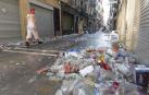La calle San Nicolás, con basura acumulada, la mayoría plástico, un amanecer de fin de semana en Sanfermines.