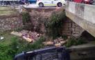 Un coche cae al río en Tudela sin que el dueño pueda hacer nada para evitarlo